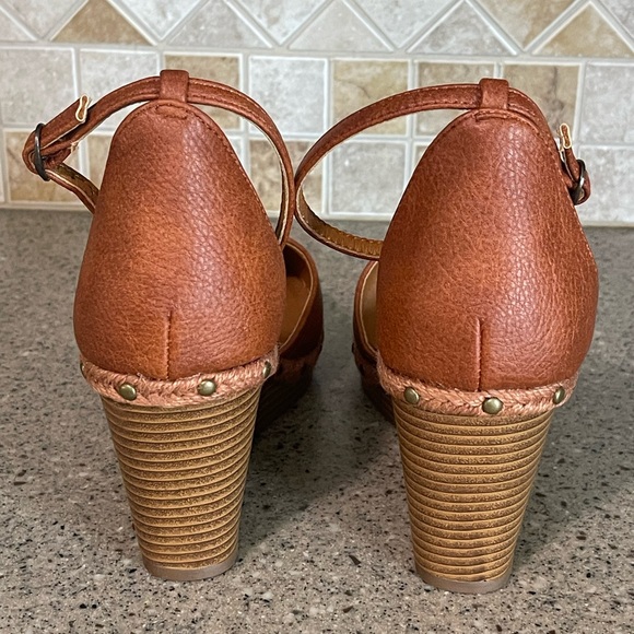 Maurice’s Bella  Brown Studded Closed Toe Wedge Heel Ankle Strap Size 9.5 in - Picture 7 of 9
